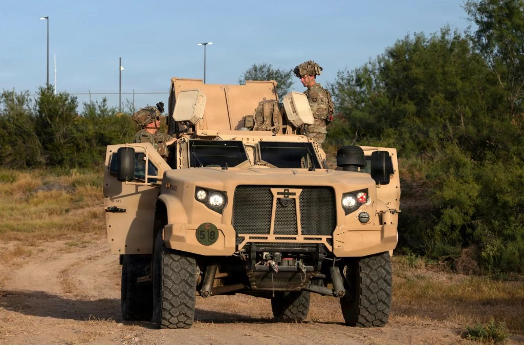 LOCUST en la frontera sur Sistema LOCUST sobre un vehículo JLTV desplegado cerca de la frontera entre Estados Unidos y México.