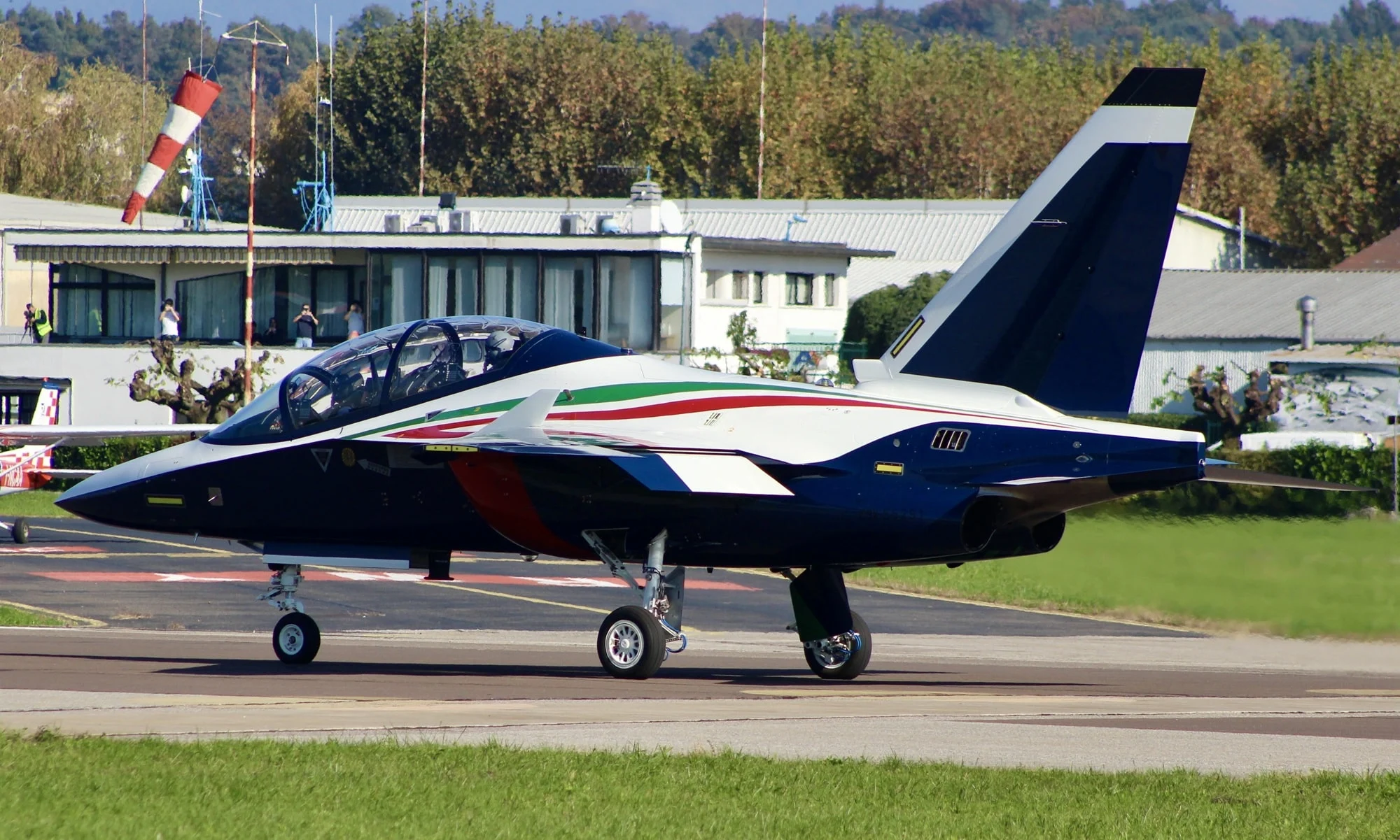 M-346 de las Frecce Tricolori listo para despegar Primer M-346 de las Frecce Tricolori alineado para despegar