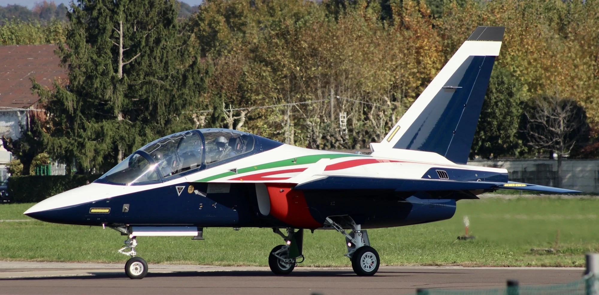M-346 de las Frecce Tricolori en Venegono Primer M-346 de las Frecce Tricolori en la pista de Venegono