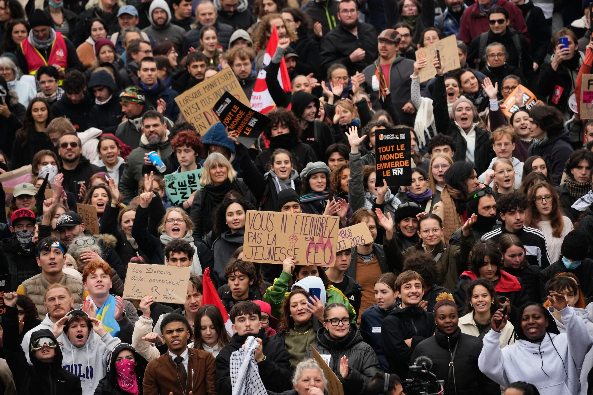 Manifestante con una pancarta durante una protesta en Orleans, Francia.