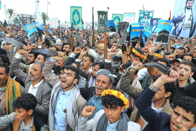 Partidarios de los hutíes se manifiestan en Yemen contra las acusaciones saudíes relativas a La Meca.