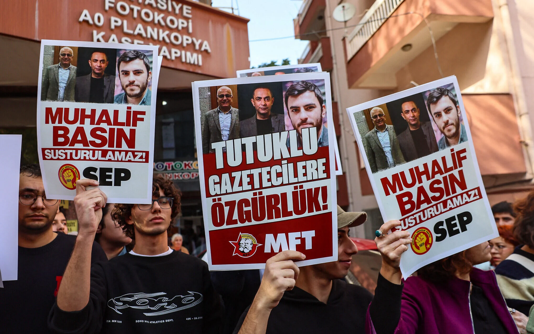 Manifestantes en Ankara sostienen carteles que reclaman libertad para periodistas presos y rechazan el silenciamiento de la prensa opositora.