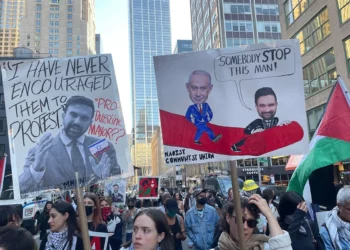 Manifestantes antisionistas protestan contra el alcalde Zohran Mamdani en Nueva York el 7 de octubre de 2026.