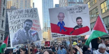 Manifestantes antisionistas protestan contra el alcalde Zohran Mamdani en Nueva York el 7 de octubre de 2026.