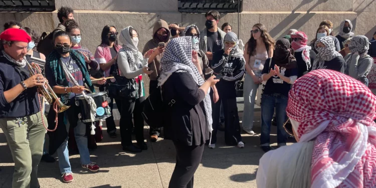 Manifestantes frente a la Universidad de Columbia en Nueva York el 7 de octubre de 2026.