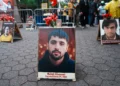 Fotografías de manifestantes muertos por las fuerzas de seguridad iraníes durante las protestas antigubernamentales de enero, expuestas en una concentración Free Iran ante la Asamblea General de la ONU en Nueva York el 22 de septiembre de 2026.