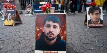 Fotografías de manifestantes muertos por las fuerzas de seguridad iraníes durante las protestas antigubernamentales de enero, expuestas en una concentración Free Iran ante la Asamblea General de la ONU en Nueva York el 22 de septiembre de 2026.