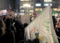 Manifestantes propalestinos ocupan el lugar previsto para una vigilia israelí del 7 de octubre en Union Square, Nueva York.