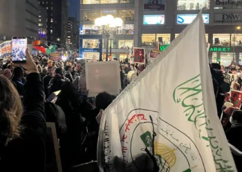 Manifestantes propalestinos ocupan el lugar previsto para una vigilia israelí del 7 de octubre en Union Square, Nueva York.