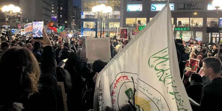 Manifestantes propalestinos ocupan el lugar previsto para una vigilia israelí del 7 de octubre en Union Square, Nueva York.