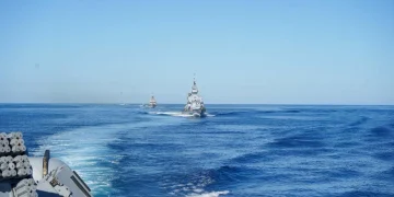 Buques de las armadas israelí y griega navegan en el Mediterráneo durante un ejercicio conjunto, en una fotografía publicada el 24 de octubre de 2026.