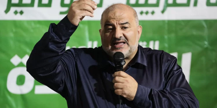 Mansour Abbas, líder de Ra’am, habla ante simpatizantes durante un acto electoral en Baqa al-Gharbiyye, el 8 de octubre de 2026.