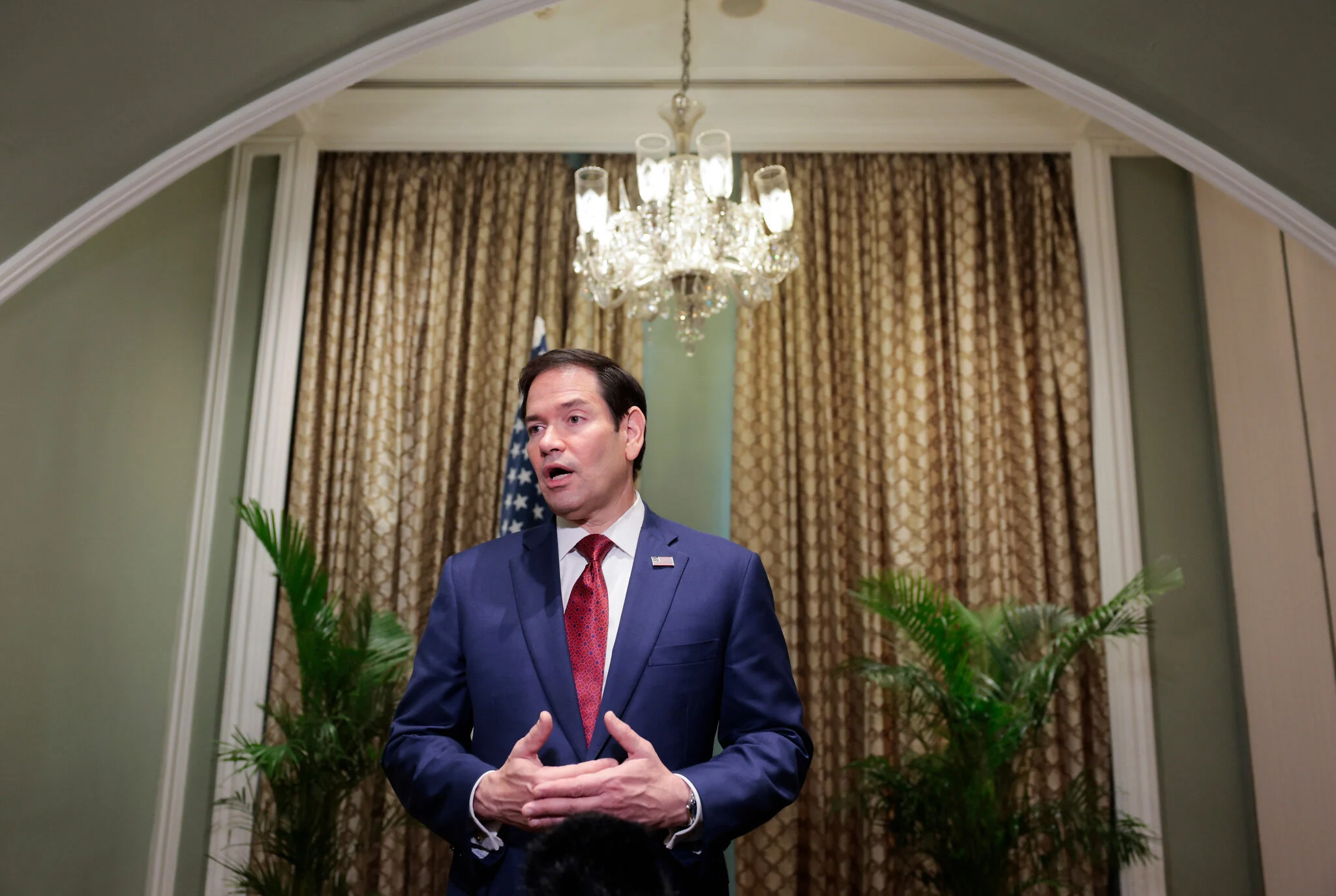 El secretario de Estado estadounidense, Marco Rubio, conversa con periodistas en un hotel de Bombay, India, el 21 de octubre de 2026.