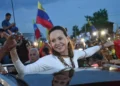 La dirigente opositora venezolana y premio Nobel de la Paz María Corina Machado saluda a sus seguidores en Valencia, Venezuela, tras regresar de varios meses de exilio el 25 de octubre de 2026. (AP/Jacinto Oliveros)
