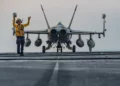 Un marinero estadounidense hace señales a aeronaves en la cubierta del portaaviones USS George Washington (CVN 73), el 14 de octubre de 2026.