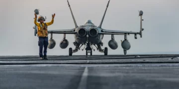 Un marinero estadounidense hace señales a aeronaves en la cubierta del portaaviones USS George Washington (CVN 73), el 14 de octubre de 2026.