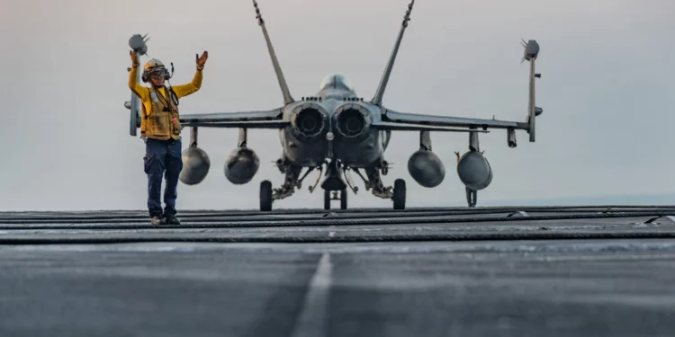 Un marinero estadounidense hace señales a aeronaves en la cubierta del portaaviones USS George Washington (CVN 73), el 14 de octubre de 2026.