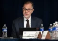 El contralor de Nueva York, Mark Levine, durante la reunión anual de la Junta de Control Financiero del Estado de Nueva York, el 12 de agosto de 2026.