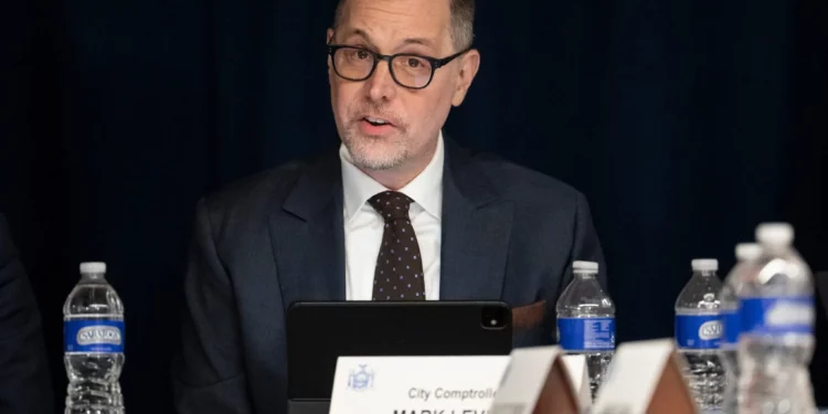 El contralor de Nueva York, Mark Levine, durante la reunión anual de la Junta de Control Financiero del Estado de Nueva York, el 12 de agosto de 2026.