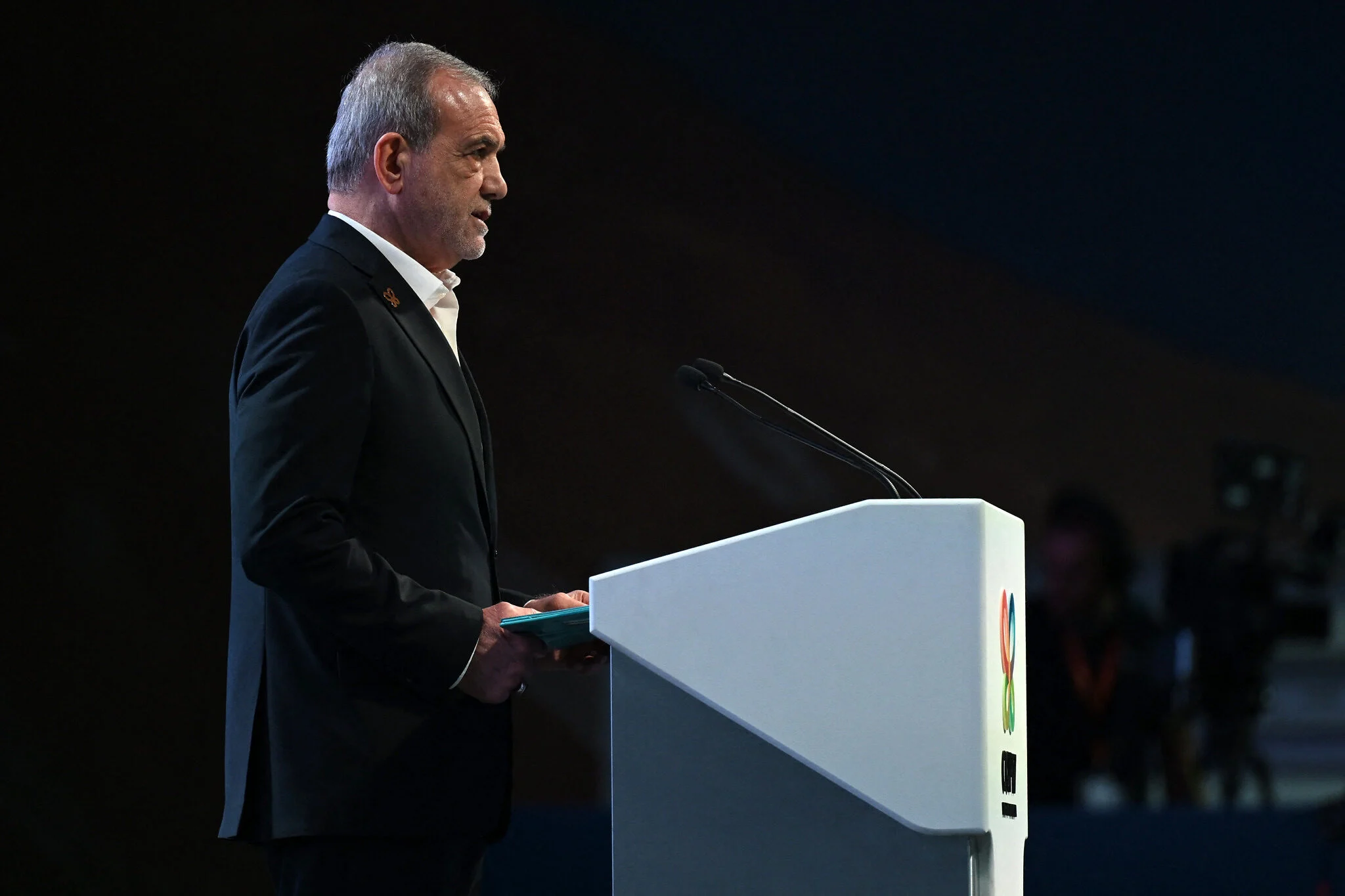 El presidente iraní Masoud Pezeshkian interviene en una cumbre internacional sobre biodiversidad celebrada en Ereván.