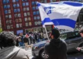 Estudiantes de la Universidad de Nueva York y simpatizantes de Israel se manifiestan frente a una concentración propalestina cerca de la Escuela de Negocios Stern, el 22 de abril de 2024, en Nueva York.