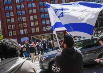 Estudiantes de la Universidad de Nueva York y simpatizantes de Israel se manifiestan frente a una concentración propalestina cerca de la Escuela de Negocios Stern, el 22 de abril de 2024, en Nueva York.