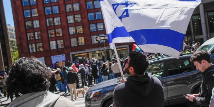 Estudiantes de la Universidad de Nueva York y simpatizantes de Israel se manifiestan frente a una concentración propalestina cerca de la Escuela de Negocios Stern, el 22 de abril de 2024, en Nueva York.