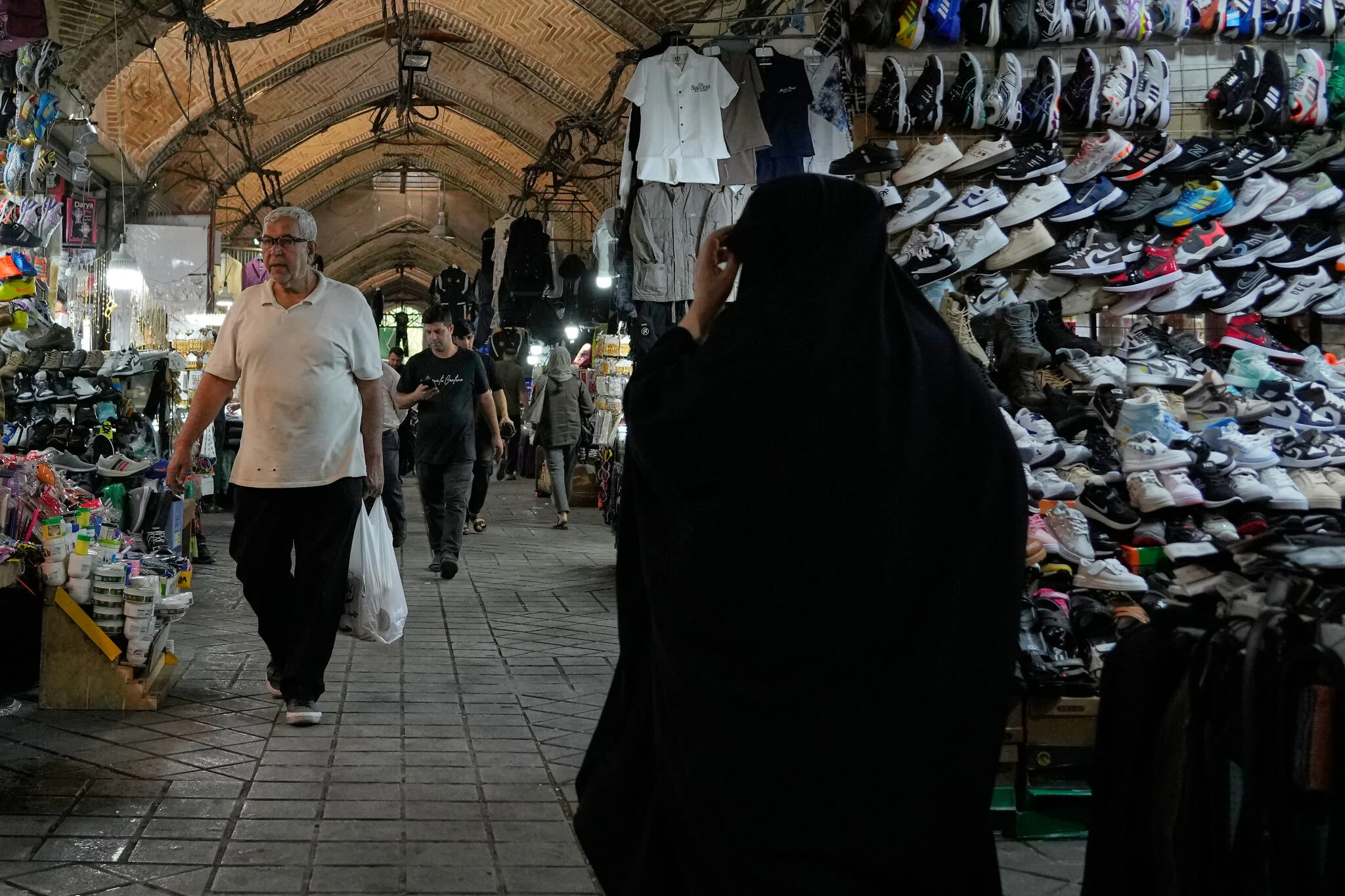 Personas caminan por el mercado tradicional Amin ol-Soltan de Teherán, Irán, el 12 de octubre de 2026.