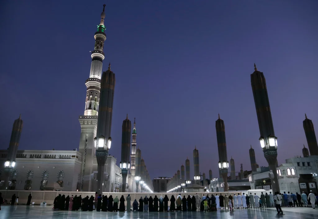 Mujeres rezan en Al-Masjid an-Nabawi, la Mezquita del profeta Mahoma, segundo lugar más sagrado del Islam, en Medina, Arabia Saudita, el 15 de septiembre de 2016.