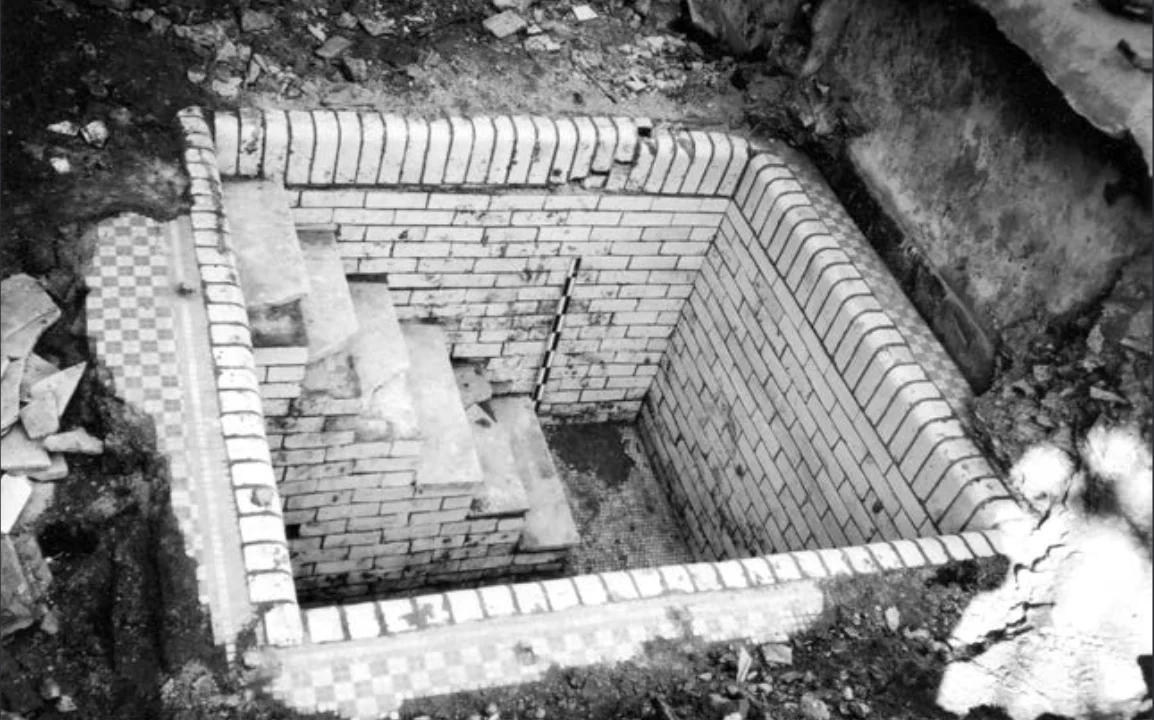 Mikveh hallado en Allen Street, cerca de la sinagoga de Eldridge Street, en 2001.