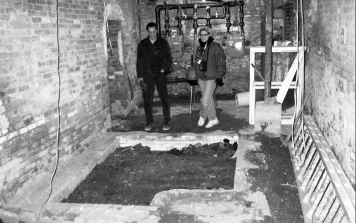 Mikveh hallado en 2004 en el sótano de un edificio de East 7th Street, Manhattan.