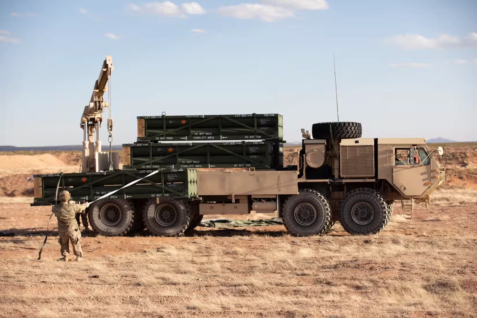 Preparación de cohetes de práctica para HIMARS en Nuevo México Militares estadounidenses descargan cohetes de práctica para ejercicios con HIMARS en Nuevo México
