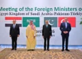 Los ministros de Exteriores de Egipto, Arabia Saudita, Pakistán y Turquía posan antes de una reunión sobre la guerra con Irán en Islamabad el 29 de marzo de 2026.