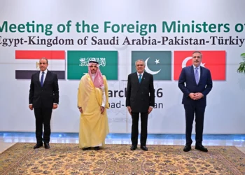 Los ministros de Exteriores de Egipto, Arabia Saudita, Pakistán y Turquía posan antes de una reunión sobre la guerra con Irán en Islamabad el 29 de marzo de 2026.