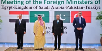 Los ministros de Exteriores de Egipto, Arabia Saudita, Pakistán y Turquía posan antes de una reunión sobre la guerra con Irán en Islamabad el 29 de marzo de 2026.