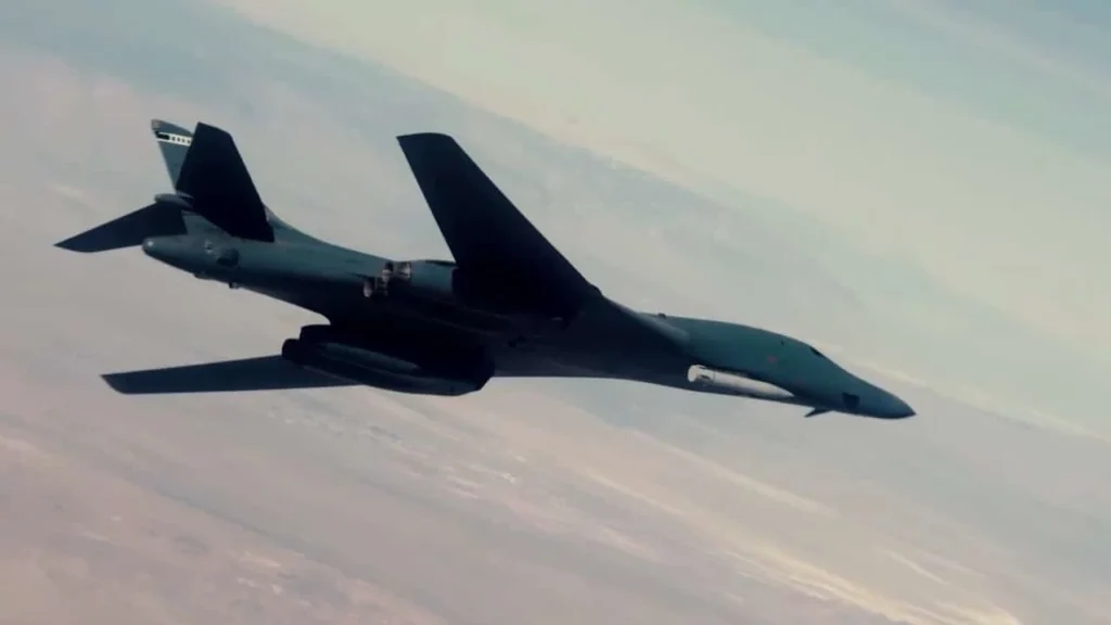 Tripulaciones de bombarderos B-52 de Estados Unidos durante un entrenamiento relacionado con armamento hipersónico en Guam