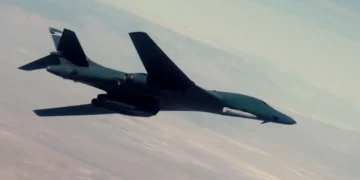 Tripulaciones de bombarderos B-52 de Estados Unidos durante un entrenamiento relacionado con armamento hipersónico en Guam