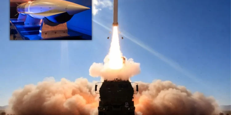 Representación del misil PrSM Increment 4 de Lockheed Martin junto a un lanzador HIMARS del Ejército estadounidense.