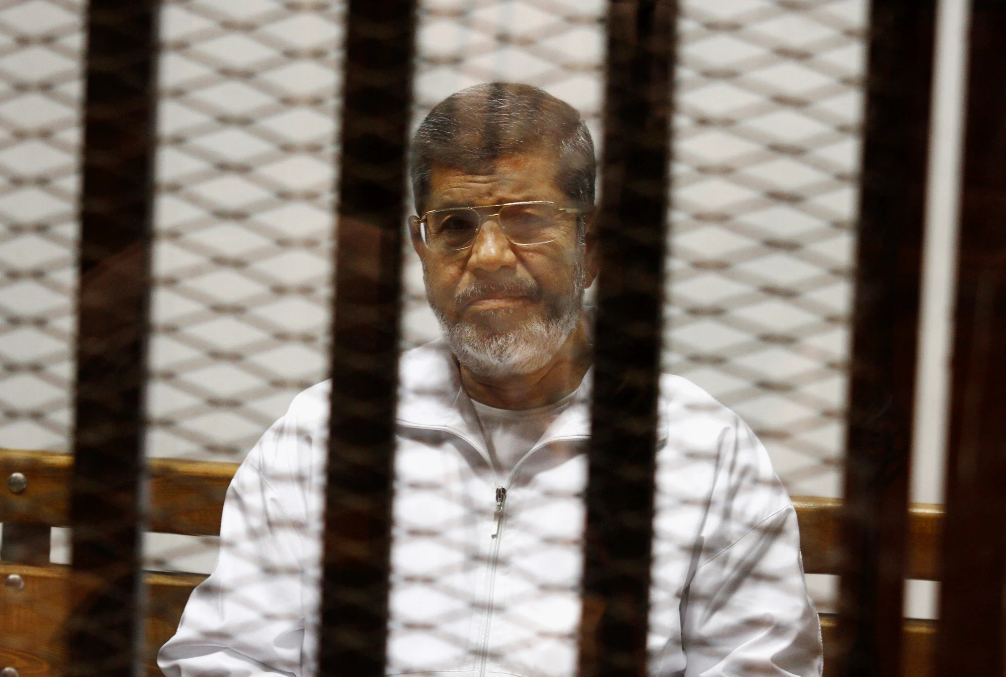 Mohamed Morsi, expresidente de Egipto, en la zona de acusados de un tribunal de El Cairo el 8 de mayo de 2014.
