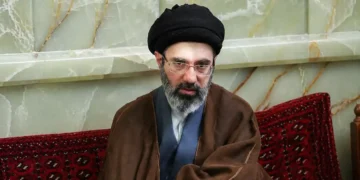 Imagen de Mojtaba Jamenei utilizada para ilustrar las reuniones que anuncian las autoridades iraníes