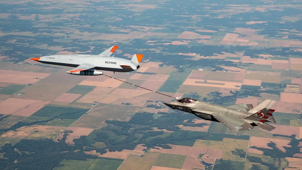 Un MQ-25 reabastece de combustible a un F-35C Lightning II