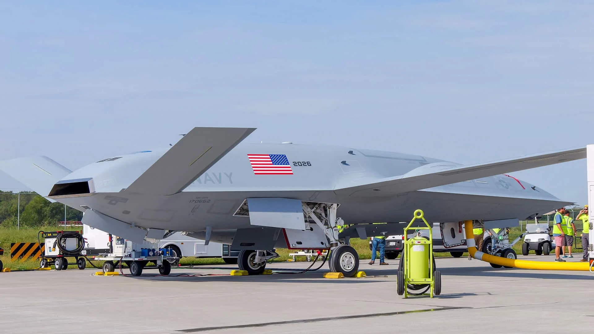 MQ-25A Stingray con los colores de la Armada estadounidense en una plataforma de Illinois