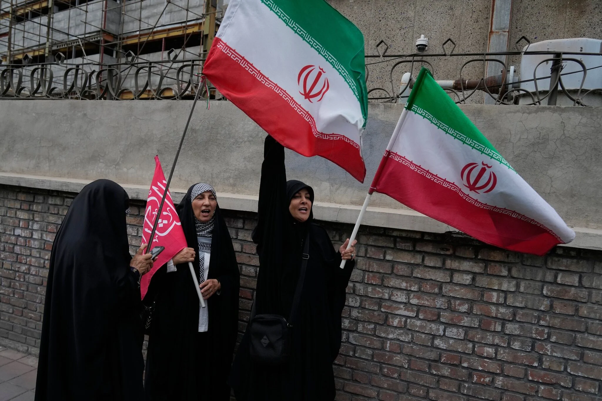 Manifestación ante la Embajada de Francia en Teherán Mujeres iraníes con banderas nacionales durante una manifestación frente a la Embajada de Francia en Teherán el 10 de octubre de 2026.