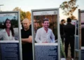 El ex primer ministro Naftali Bennett visita el lugar del festival Nova, cerca del kibutz Reim, en el sur de Israel, el 7 de octubre de 2026.