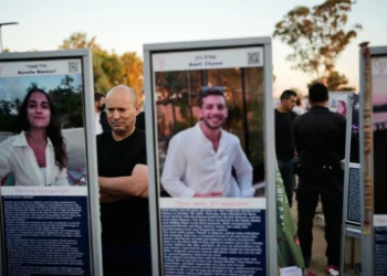 El ex primer ministro Naftali Bennett visita el lugar del festival Nova, cerca del kibutz Reim, en el sur de Israel, el 7 de octubre de 2026.