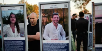 El ex primer ministro Naftali Bennett visita el lugar del festival Nova, cerca del kibutz Reim, en el sur de Israel, el 7 de octubre de 2026.
