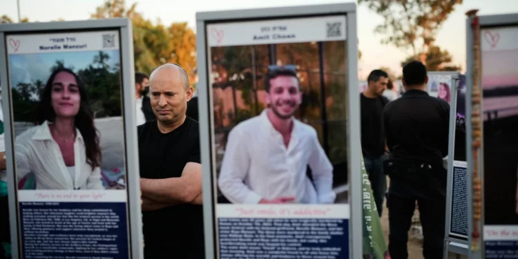 El ex primer ministro Naftali Bennett visita el lugar del festival Nova, cerca del kibutz Reim, en el sur de Israel, el 7 de octubre de 2026.