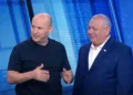 Naftali Bennett, de B’Yachad (izquierda), y Gadi Eisenkot, de Yashar (derecha), coinciden en Canal 12 el 24 de octubre de 2026, tres días antes de las elecciones.