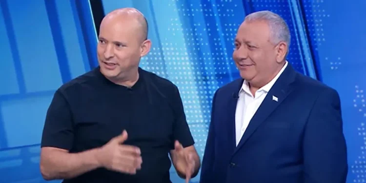 Naftali Bennett, de B’Yachad (izquierda), y Gadi Eisenkot, de Yashar (derecha), coinciden en Canal 12 el 24 de octubre de 2026, tres días antes de las elecciones.