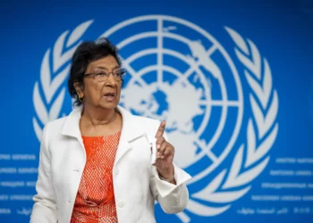 La jueza sudafricana Navi Pillay, presidenta de la Comisión Internacional Independiente de Investigación de la ONU sobre los Territorios Palestinos Ocupados, incluida Jerusalén Este, e Israel, gesticula tras una conferencia de prensa en Ginebra el 16 de septiembre de 2025.
